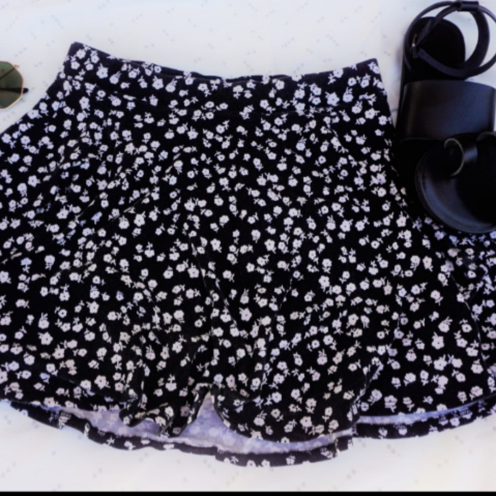 cute forever 21 floral b/w flow look size medium